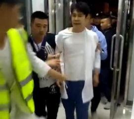 爆料小伙被抓视频播放,网络暴力事件引发社会关注