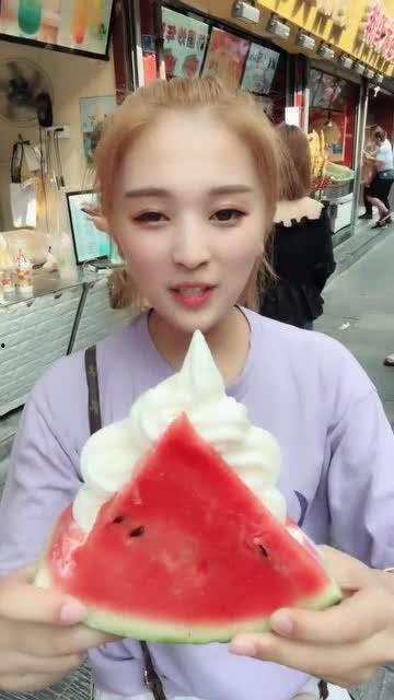 娱乐吃瓜姐网红是谁啊,揭秘“娱乐吃瓜姐”网红身份之谜 第3张 娱乐吃瓜姐网红是谁啊,揭秘“娱乐吃瓜姐”网红身份之谜 第3张