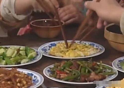 昆明爆料吃饭视频,食客排队盛况，美食诱惑引热议