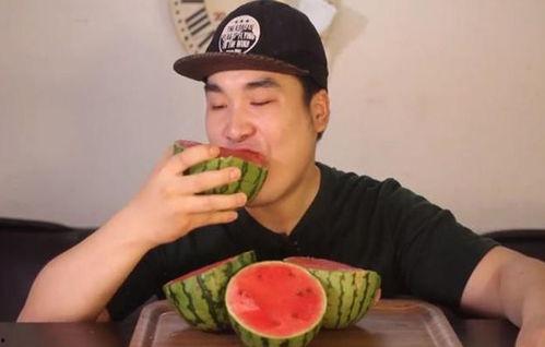 网红情侣吃瓜,甜蜜背后隐藏的秘密