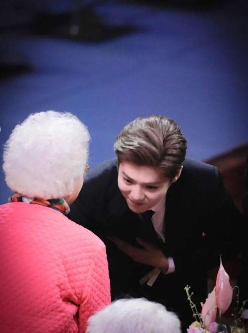 鹿晗韩国爆料视频大全最新,独家幕后花絮大公开  第2张